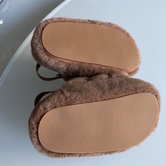 BABY GAP TODDLER FURRY SLIDES SIZE:12-18 MO - Picture 3 of 3